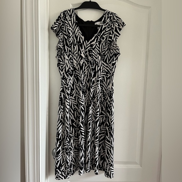 London Times Women's Leaf Print V-Neck Ruffle Sleeve Dress - Picture 3 of 6